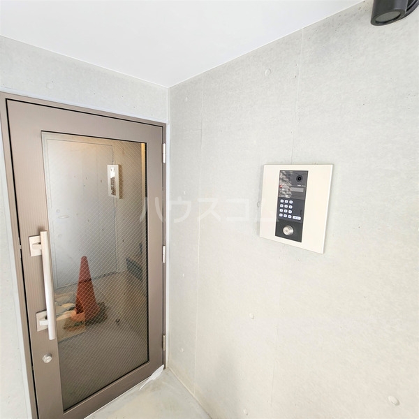 13/18 エントランス