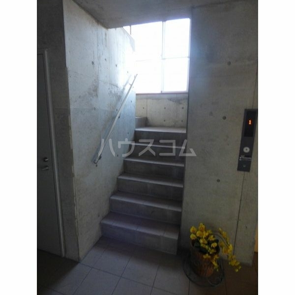 13/18 エントランス