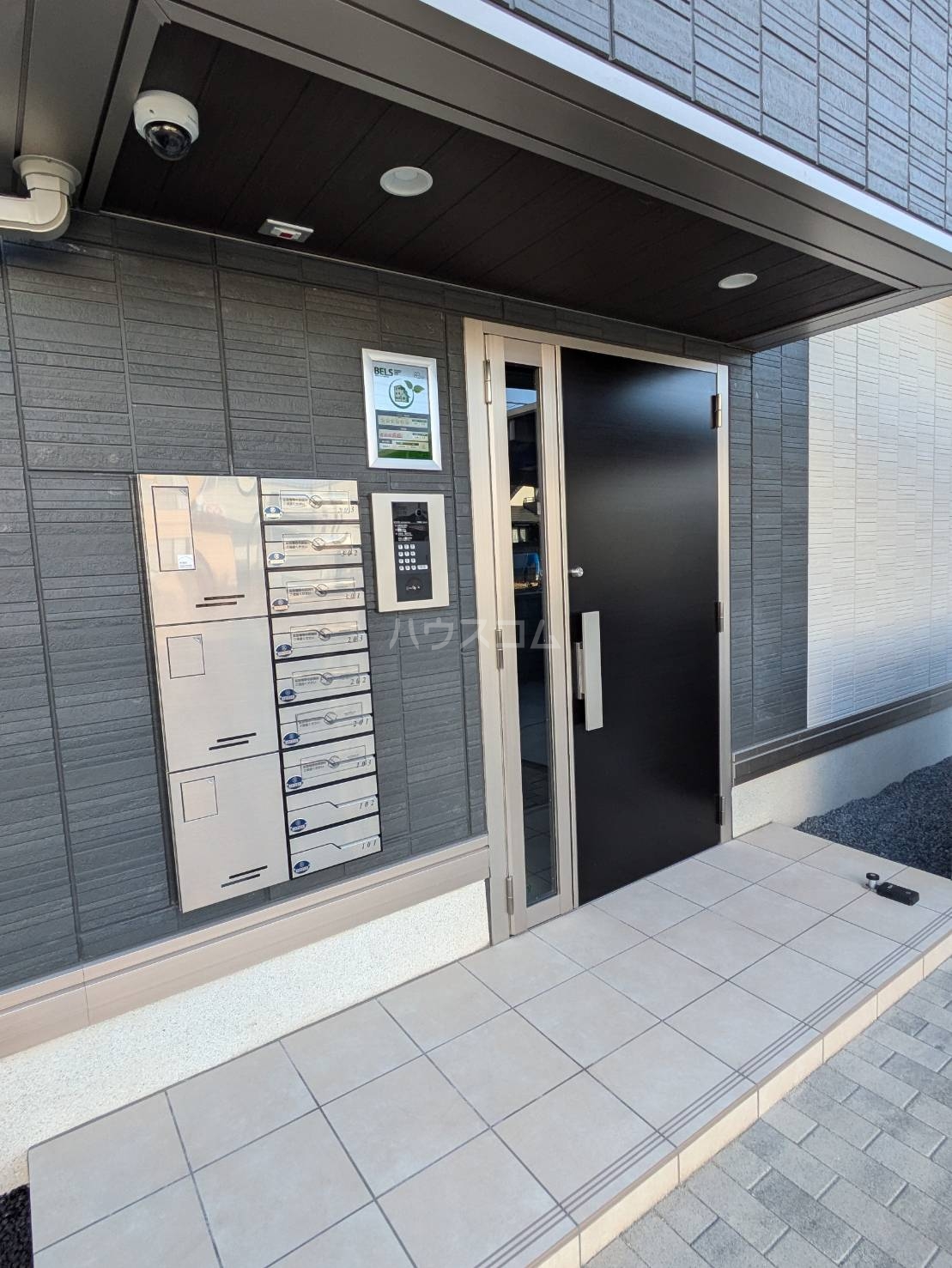 27/28 エントランス