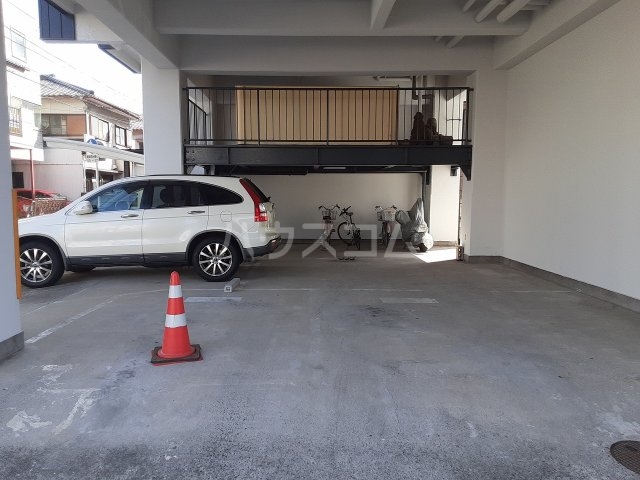 27/30 駐車場