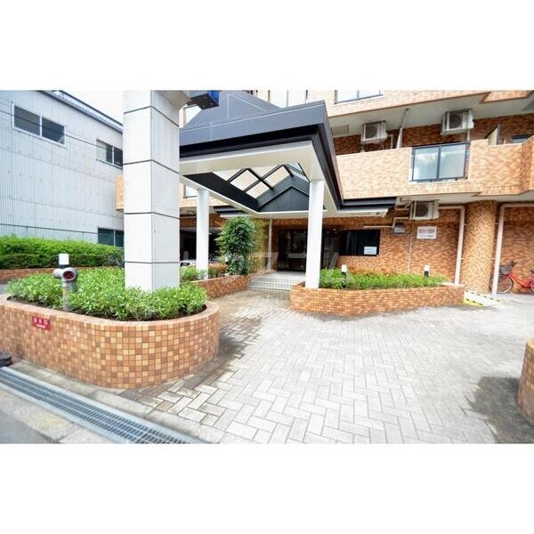 22/28 エントランス