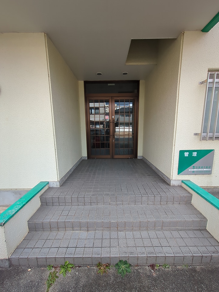 25/27 エントランス