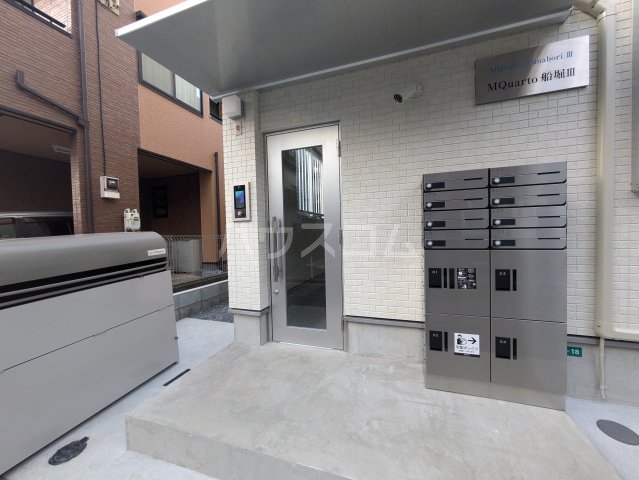 27/30 エントランス