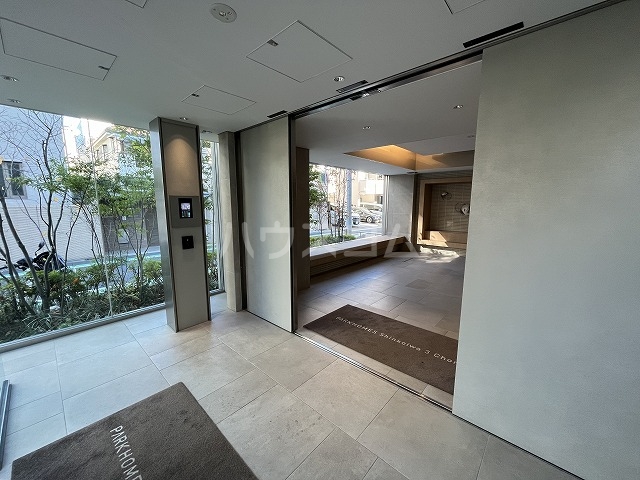 28/30 エントランス