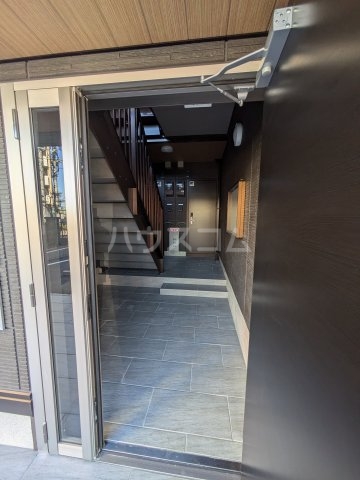 26/30 エントランス