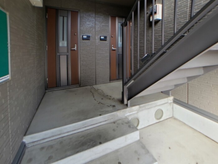 19/27 エントランス