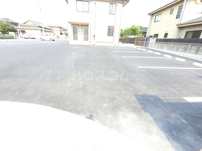 18/27 駐車場
