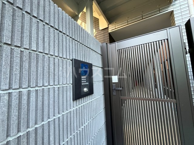 27/30 エントランス