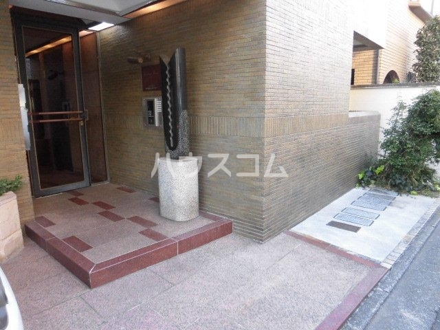 19/27 エントランス