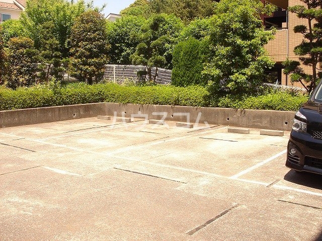 18/28 駐車場