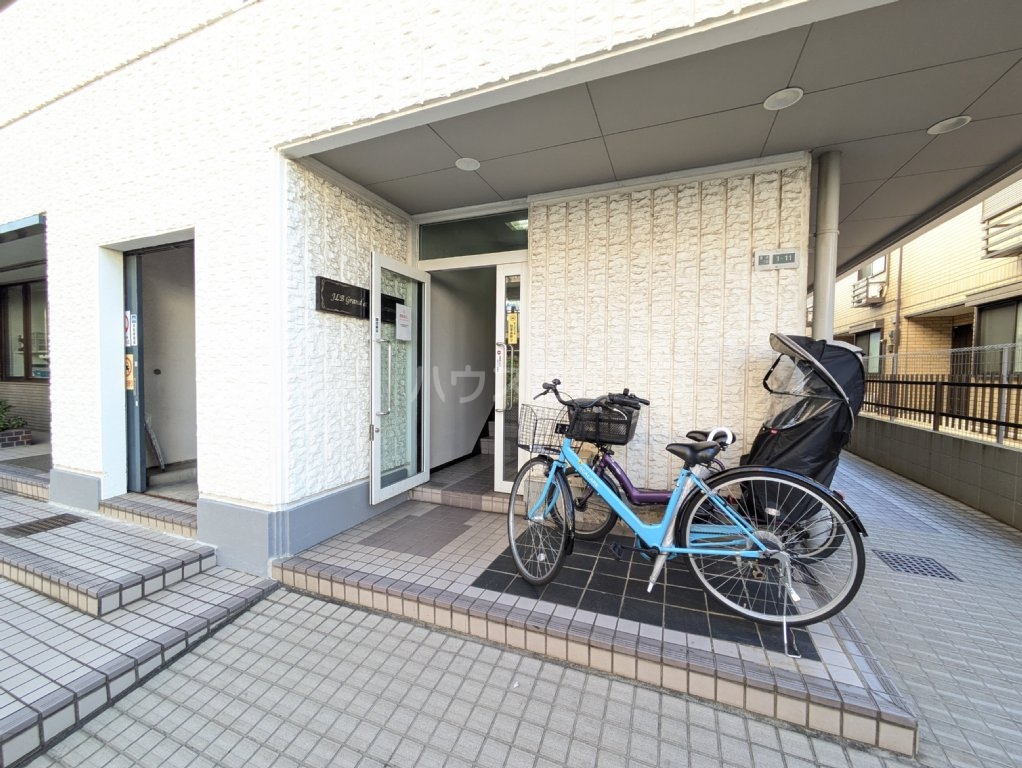 28/30 エントランス