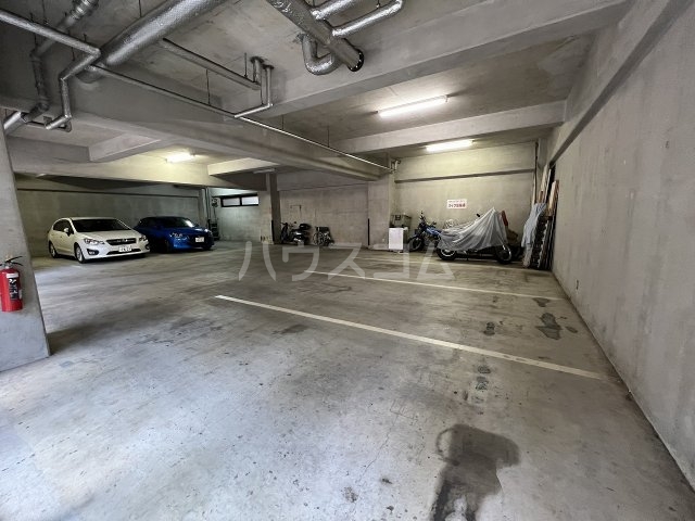 27/30 駐車場