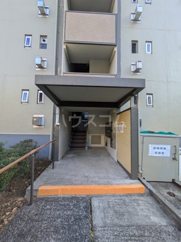 23/29 エントランス