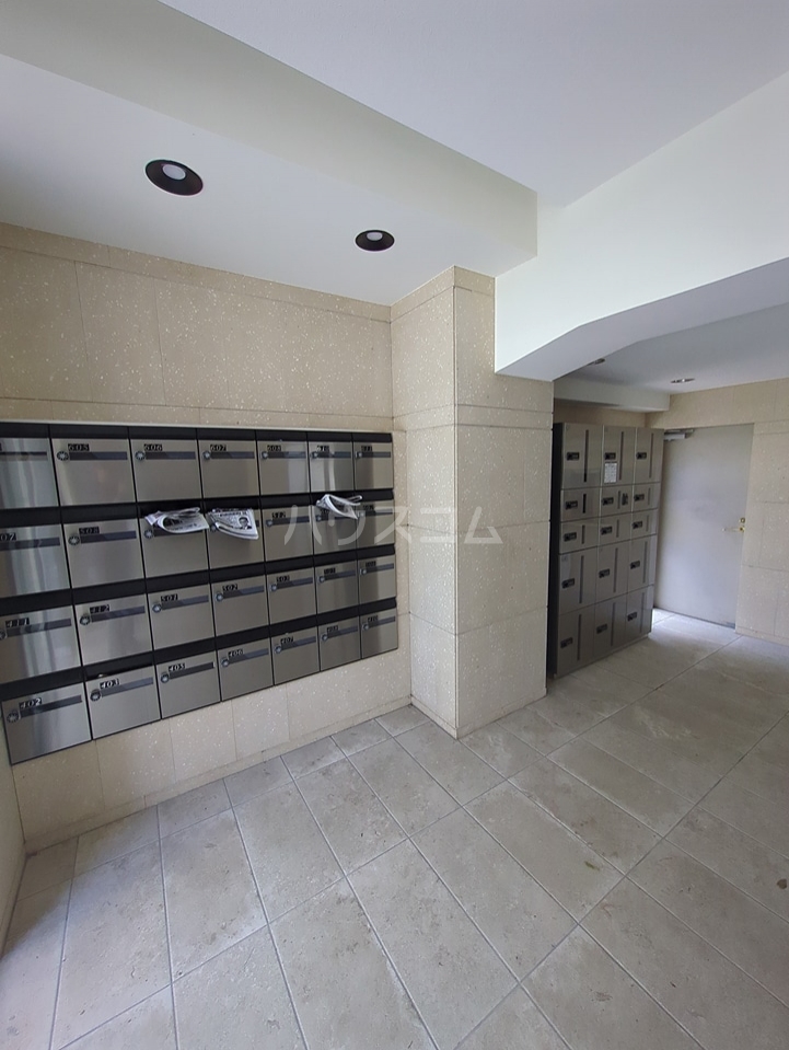 27/30 エントランス