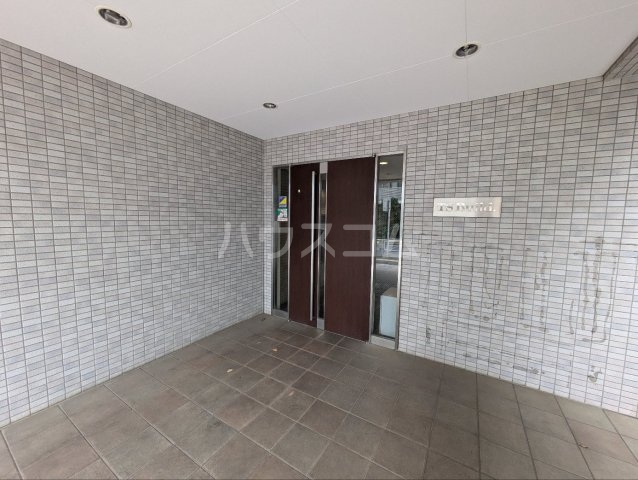 27/30 エントランス