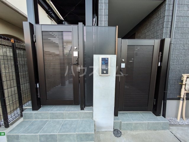 23/30 エントランス