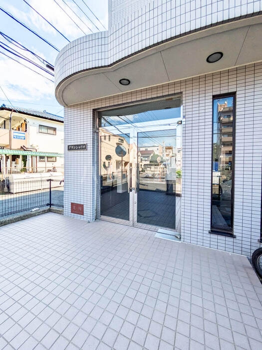 25/28 エントランス