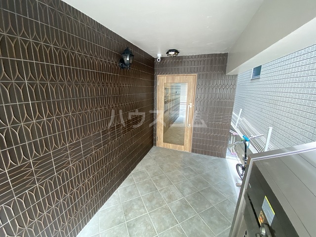 24/30 エントランス