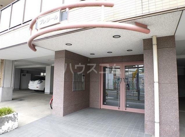 18/27 エントランス