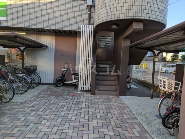 21/30 エントランス