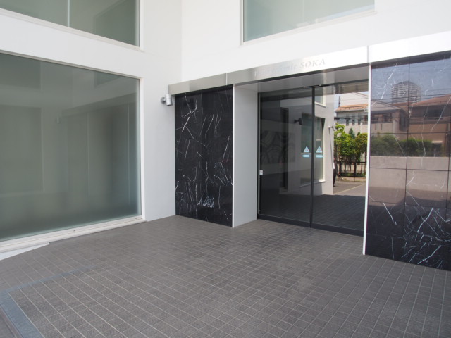 23/30 エントランス