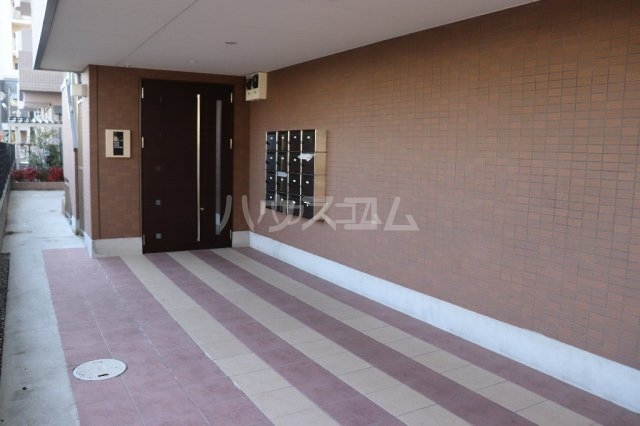 23/27 エントランス