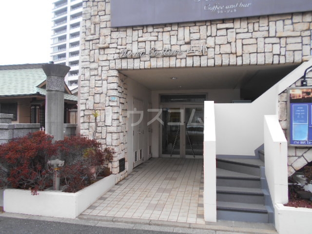 19/27 エントランス