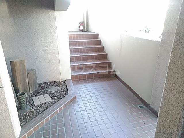 24/30 エントランス