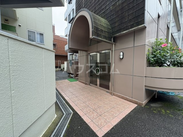 27/30 エントランス