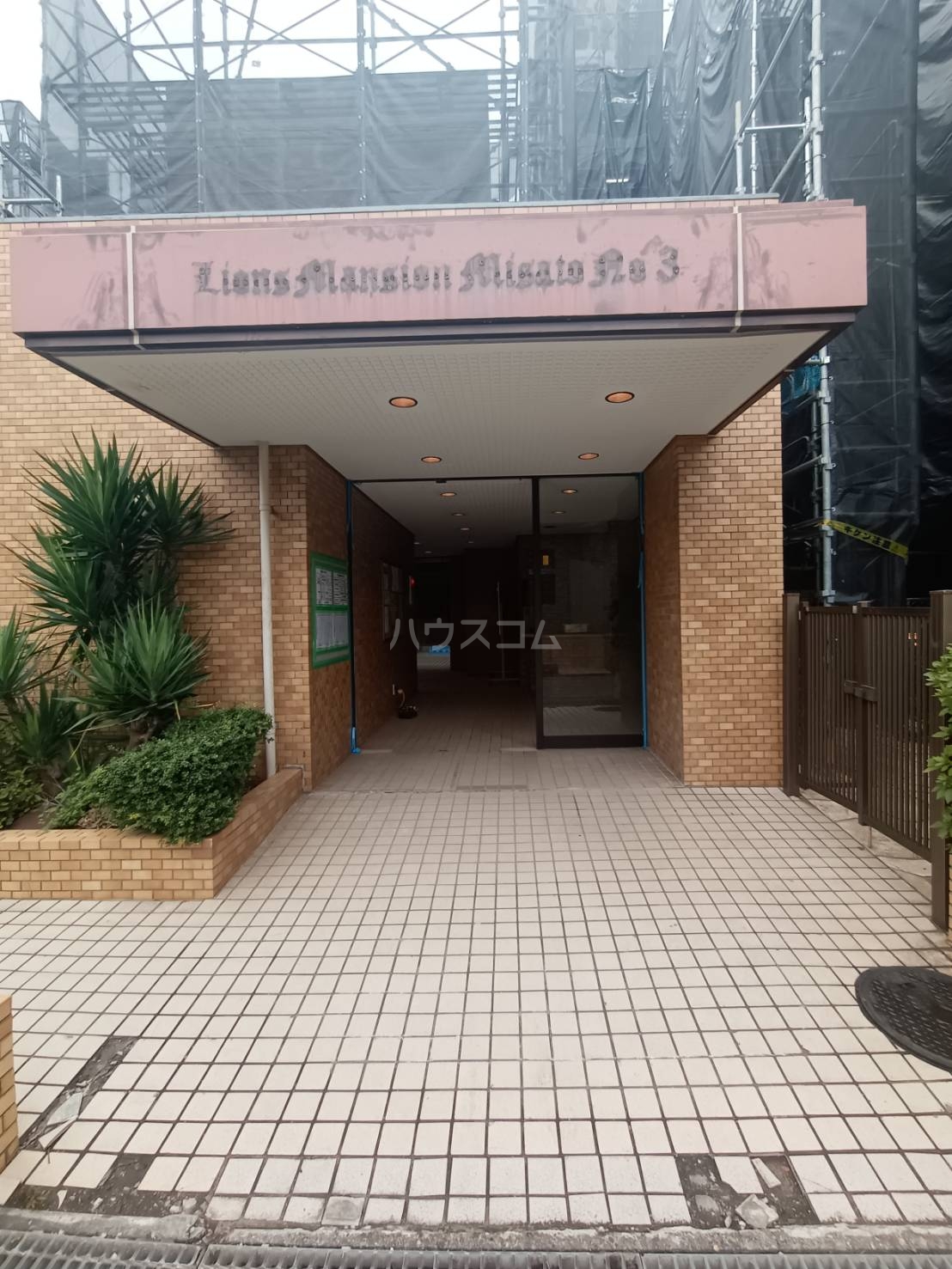 28/30 エントランス