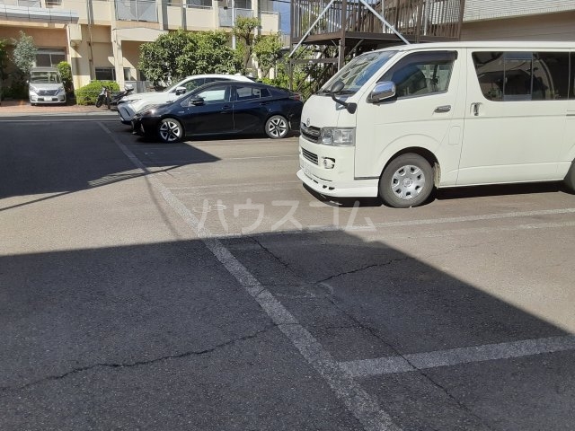 27/30 駐車場