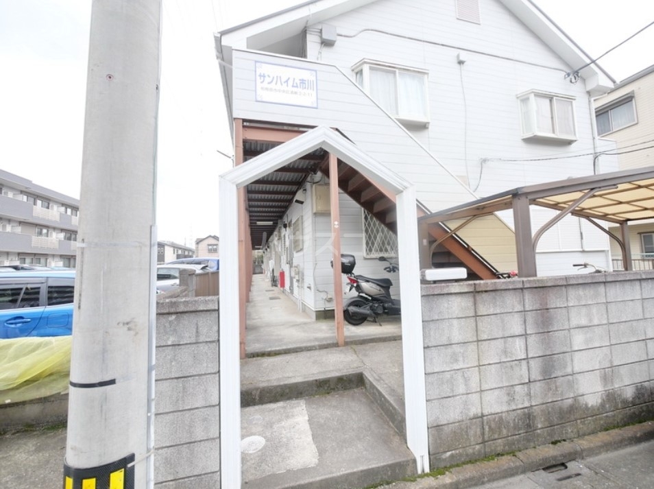 21/30 エントランス