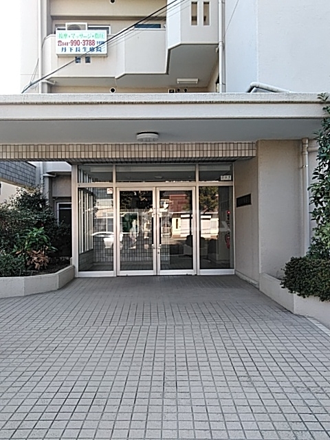 27/30 エントランス