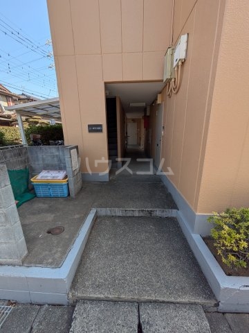 28/30 エントランス