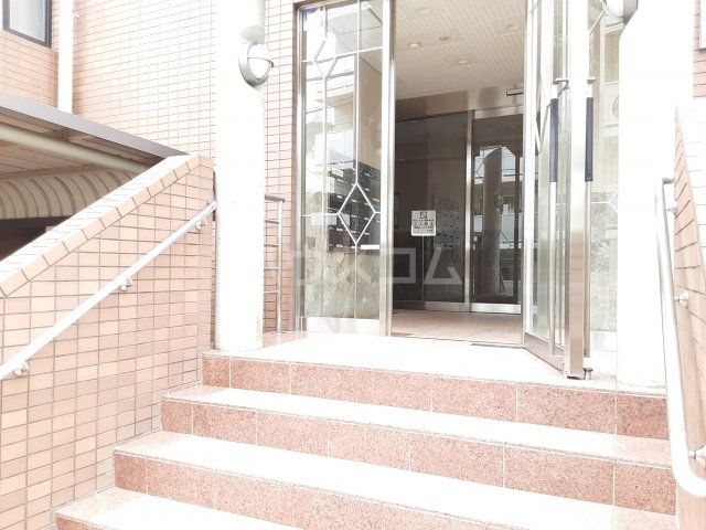 27/30 エントランス