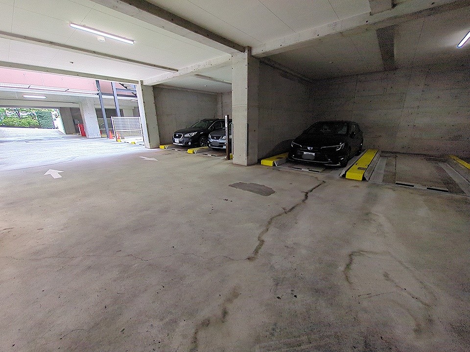 28/30 駐車場