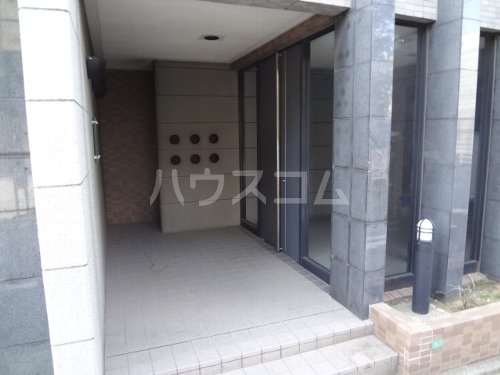 27/30 エントランス