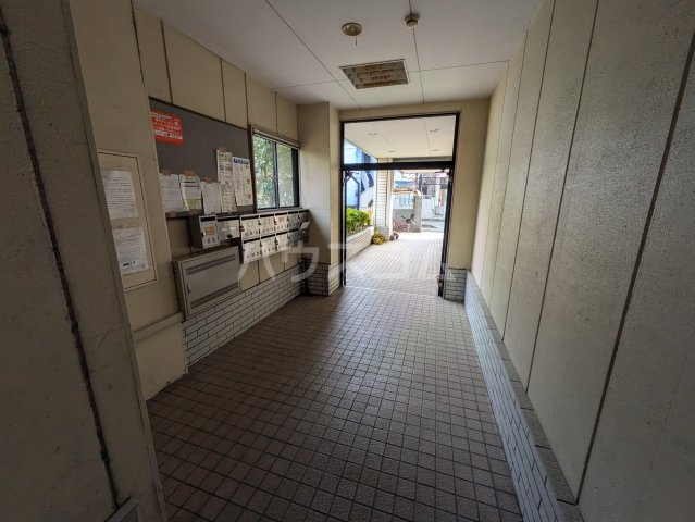 19/27 エントランス