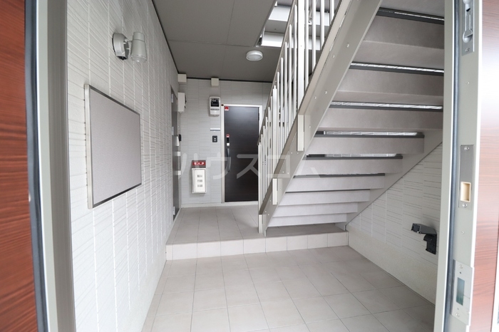 26/29 エントランス