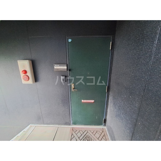 23/27 エントランス