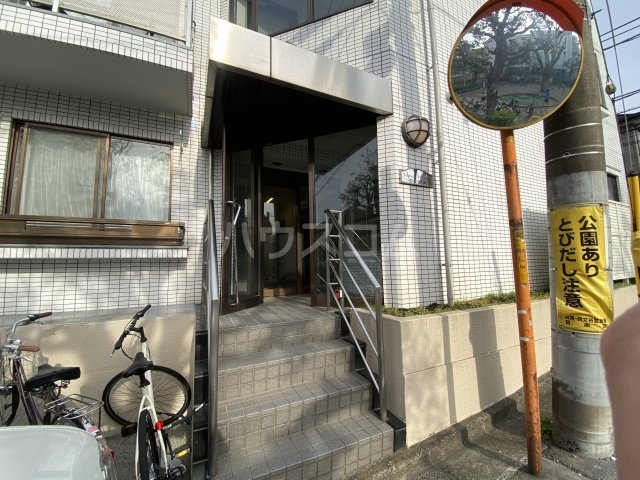 21/30 エントランス