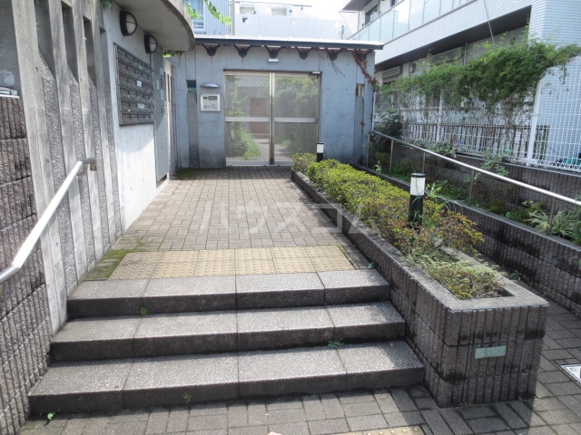 27/30 エントランス