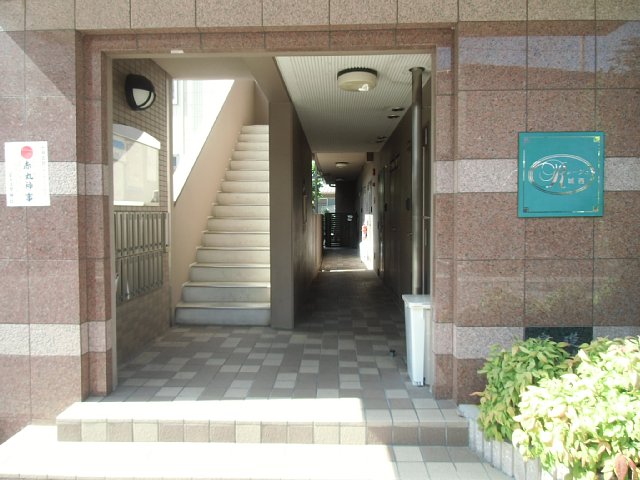 23/30 エントランス