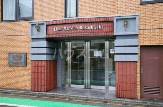 26/29 エントランス