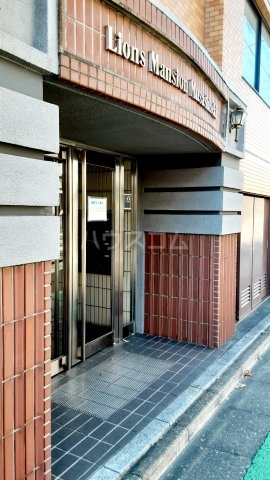 27/29 エントランス