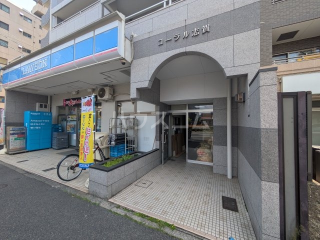 19/27 エントランス