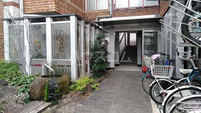 25/30 エントランス