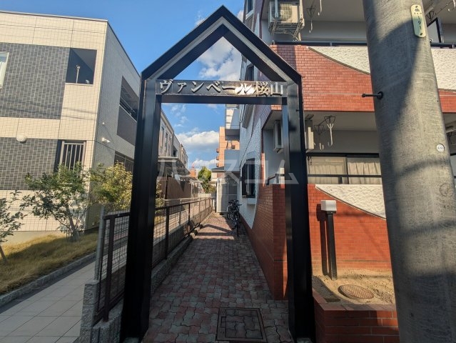 25/30 エントランス