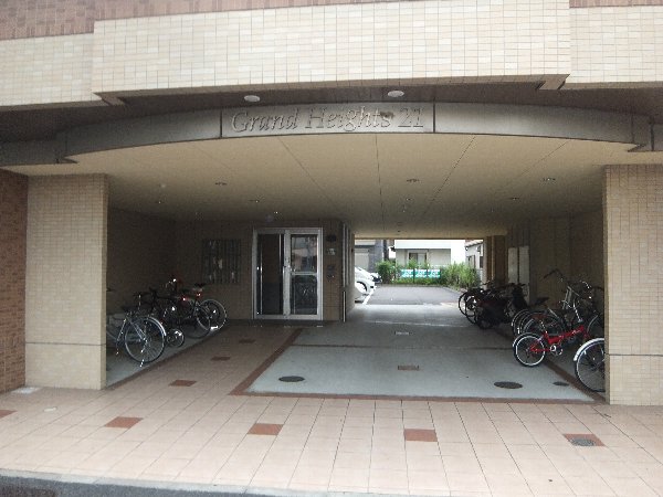 22/28 エントランス