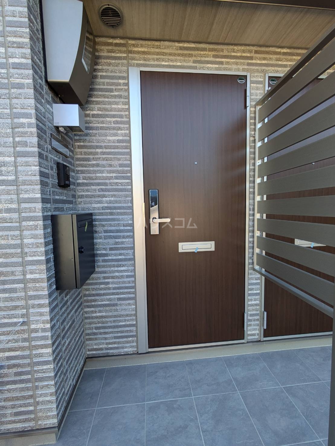 28/30 エントランス